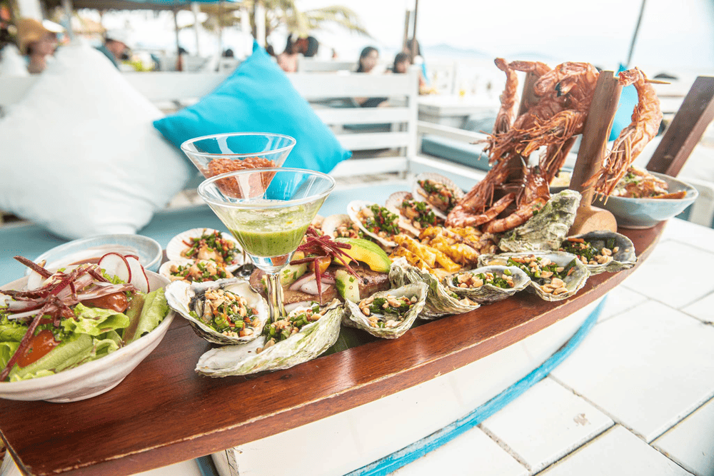 Savoring a peaceful meal with the sound of waves in the background (Source: The DeckHouse An Bang Beach)